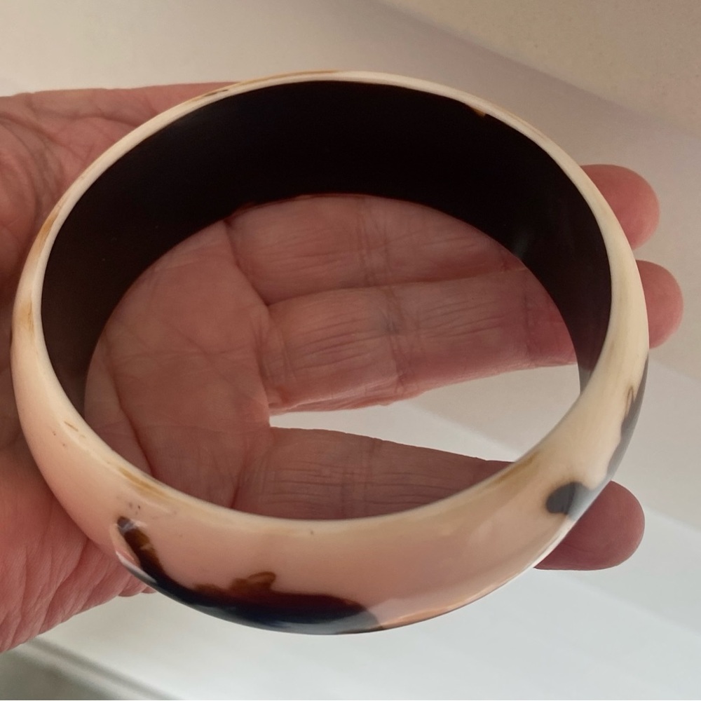 Elephant Motif Bangle Bracelet - Picture 4 of 7